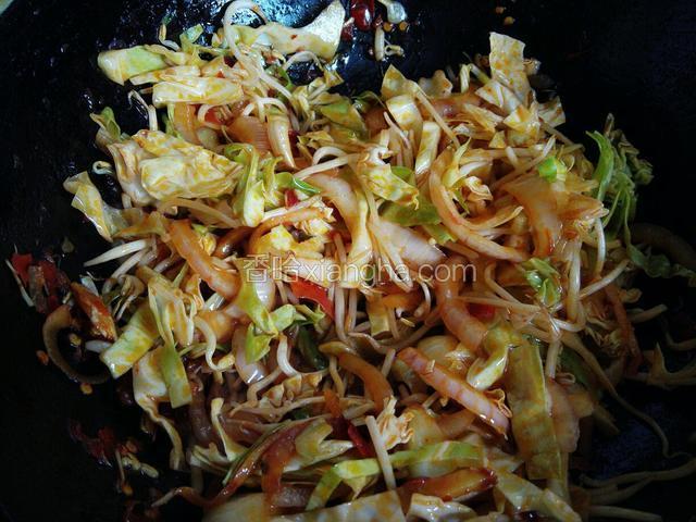 放入包菜和绿豆芽翻炒几下