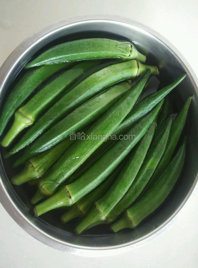 黄秋葵清洗干净，在清水中浸泡10分钟