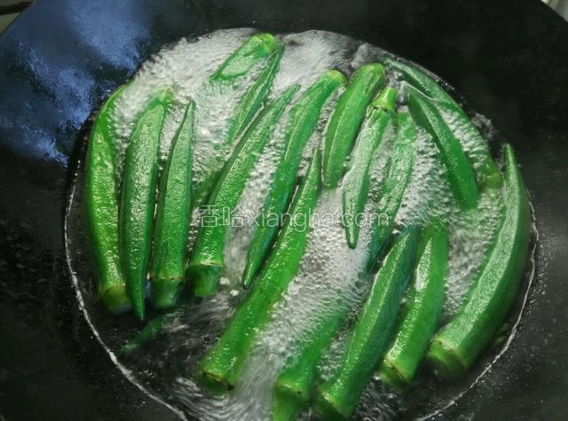 锅里水烧开后，倒入秋葵烹煮5～6分钟左右