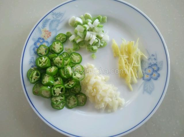 辣椒，葱白，姜, 蒜切好准备蘸料