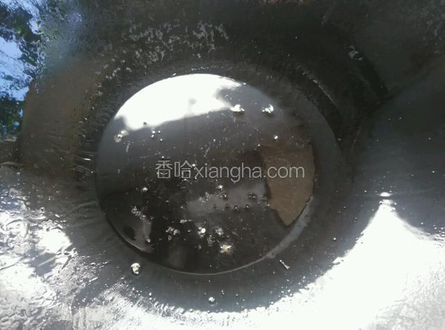 锅里倒入食用油烧热