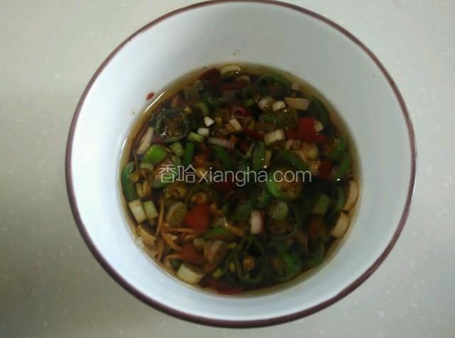 热油淋入蘸料碗，加盐，酱油，醋, 蚝油，香油