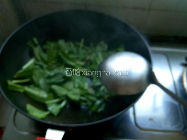 放入青菜翻炒片刻