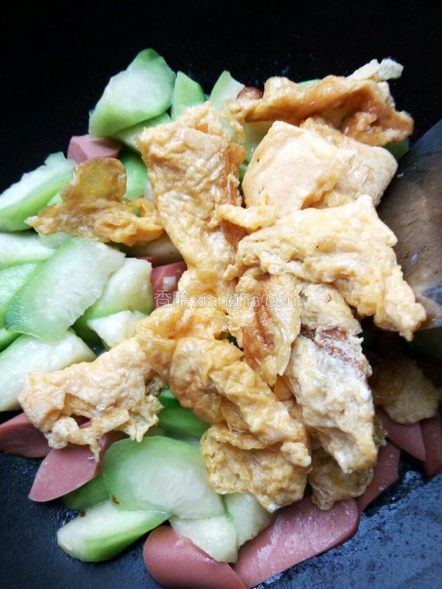 再把炒好的鸡蛋倒入锅中，翻炒均匀就可以起锅装盘了。