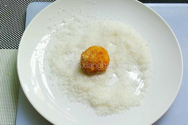 炸好的丸子放椰蓉里，裹上一层椰蓉。