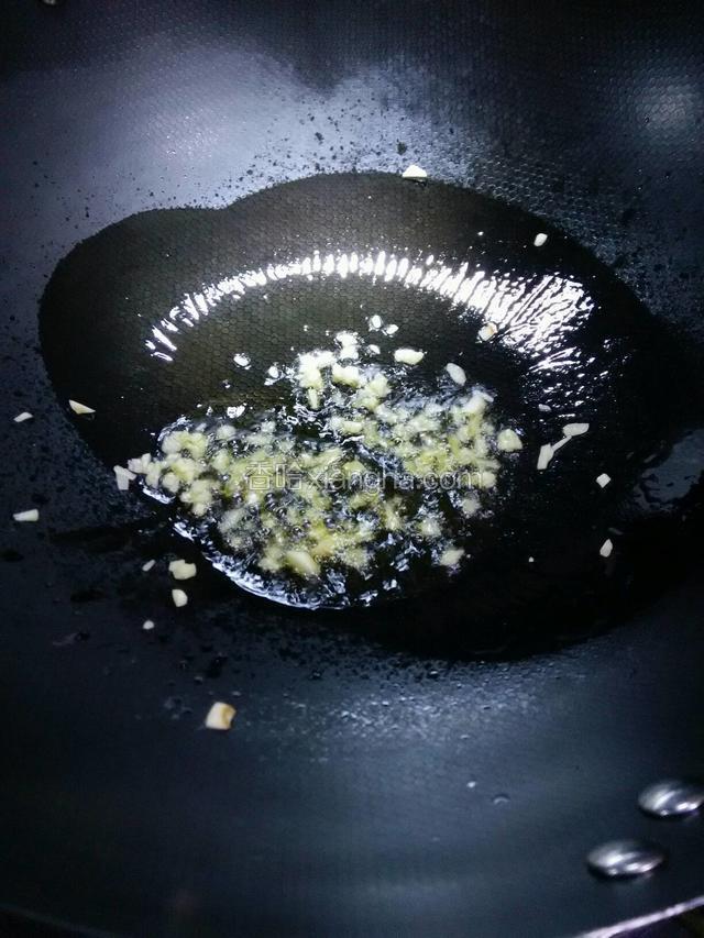 锅中放油烧至七成热放入蒜爆香