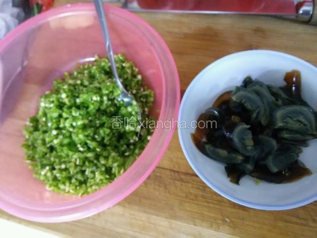 将青椒切碎，皮蛋切小块，蒜切沫