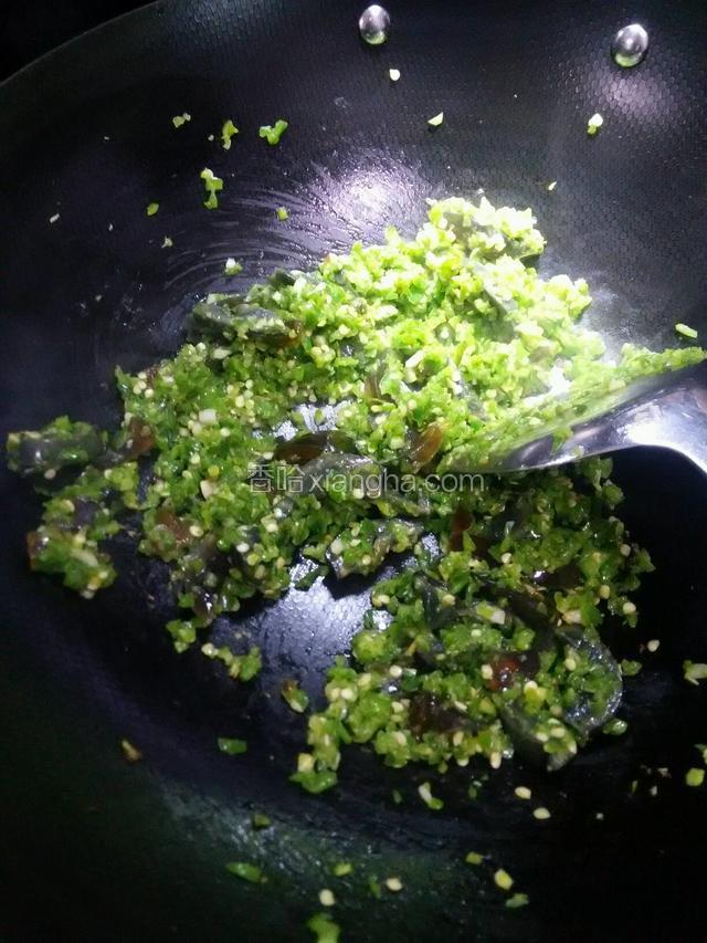 放入味极鲜炒匀