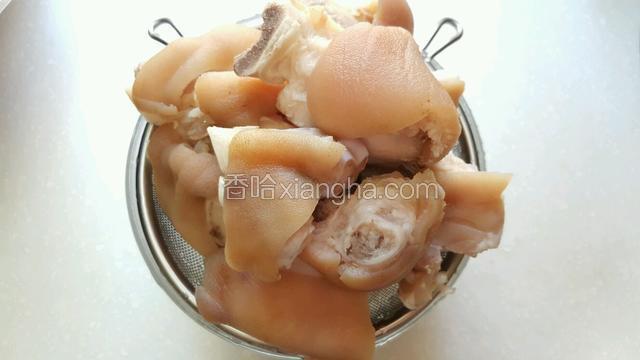 猪手洗净，锅里放水倒入猪手熬开，洗净冲去血水，晾干；