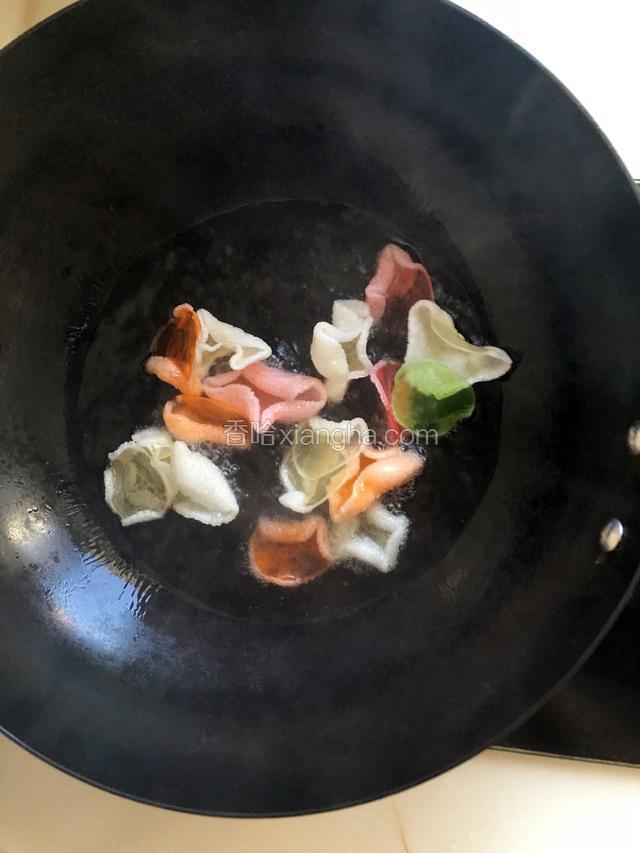 放入虾片