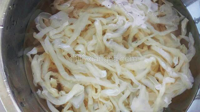 将海蜇丝泡去咸味洗净备用