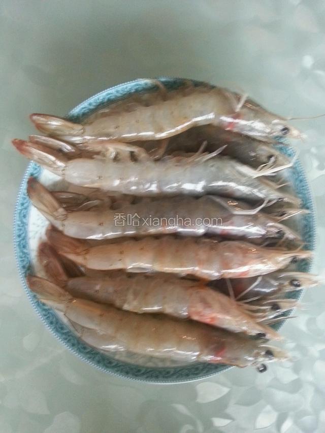 虾开背去线，用牙签固定形状