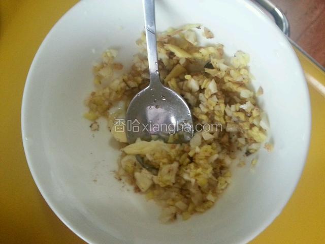 葱蒜切末，加一点点胡椒粉一点点椒盐粉一点点蚝油，两勺料酒，一点黄油