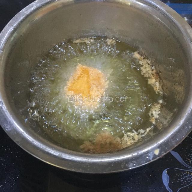 放入香蕉段，翻动，炸至金黄色盛出