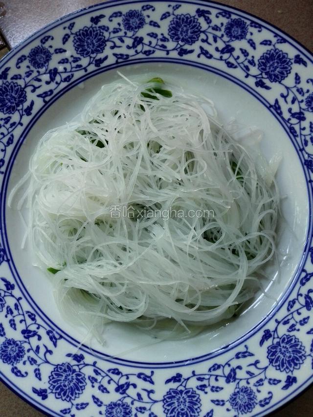 然后把已经泡发好的粉丝摆在秋葵段上面。