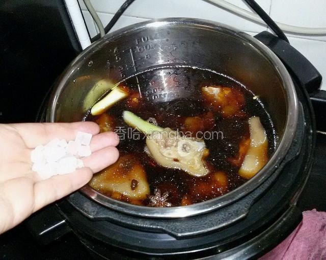 放葱姜，花椒，大料，香叶，少许盐，酱油，冰糖炖半个小时。