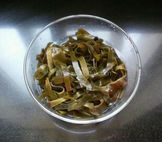 海带泡发洗干净备用。