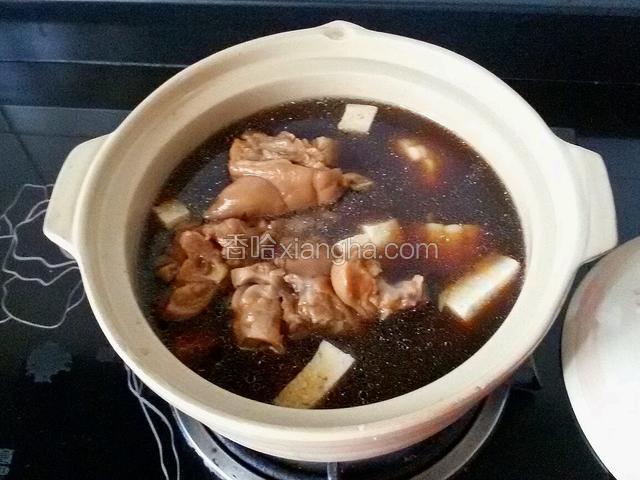 然后依次把豆腐，海带，猪蹄放进去，加上炖猪蹄的汤。