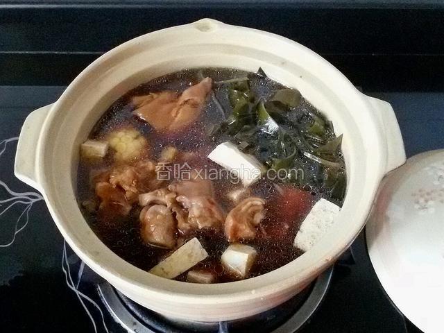 烧开后小火炖20分钟左右即可，关火前调味，因为高压锅炖猪蹄的时候放盐少，还需要放适量的盐。关火后放少许鸡精和香油。