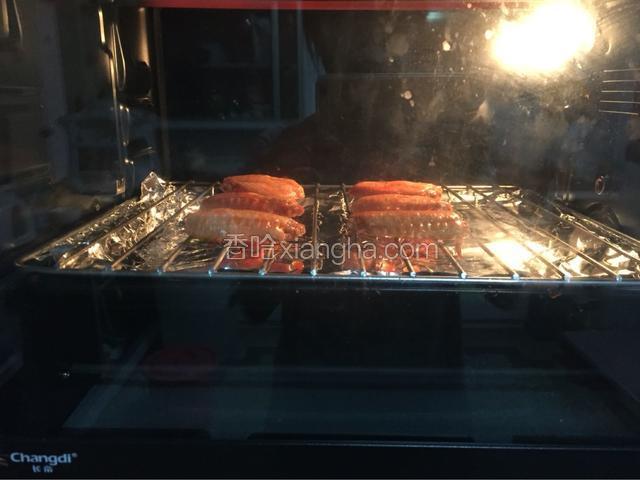 放进预热好的烤箱，上下火180度，先烤15分钟