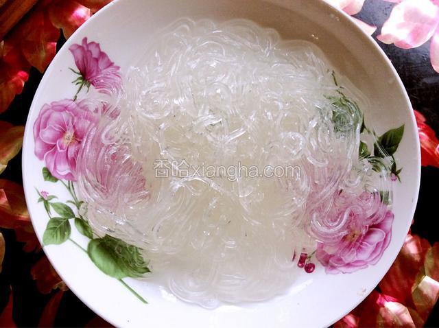粉条用开水烫软捞入盘中