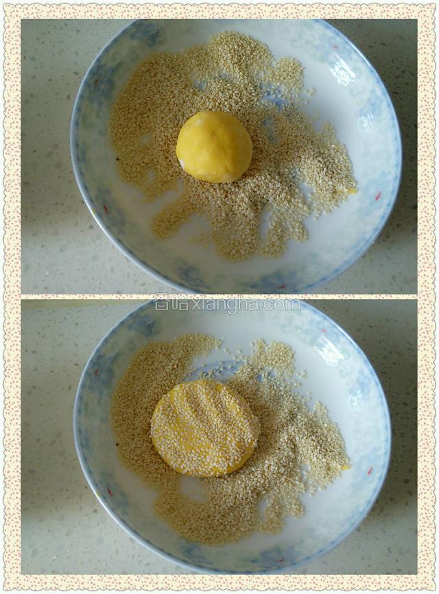 直接放入芝麻盘里，滚动一下，用手轻轻压扁，使两面沾满芝麻