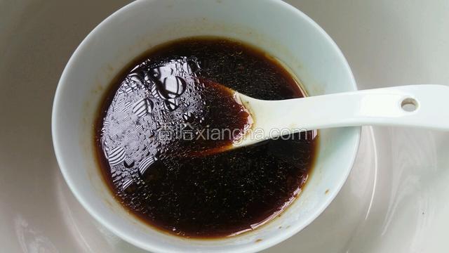 调酱汁，酱油一勺，料酒一勺，蒸鱼豆豉半勺，清水水两勺