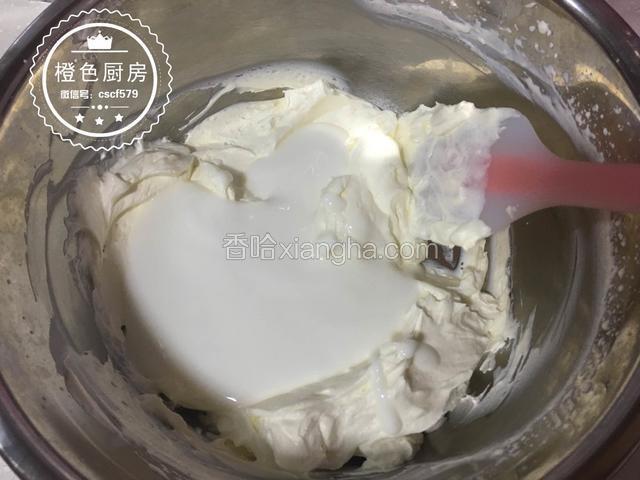 加入酸奶100g，翻拌均匀。
