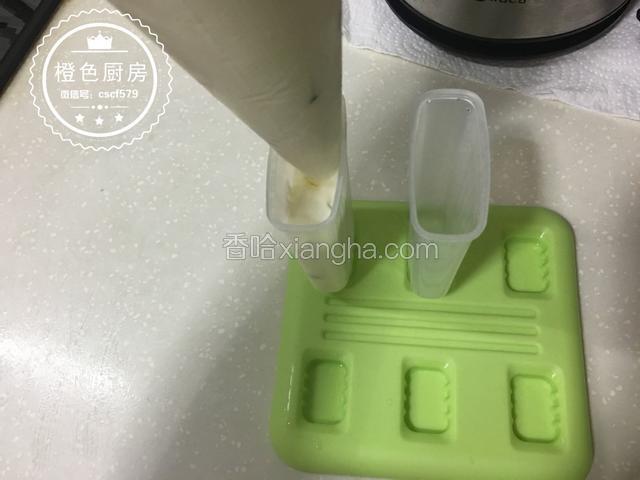用裱花袋将奶油慢慢挤入模具中