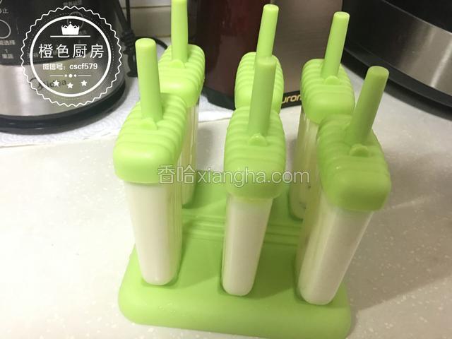 放入冰箱，冷冻3小时以上就可以食用了哦