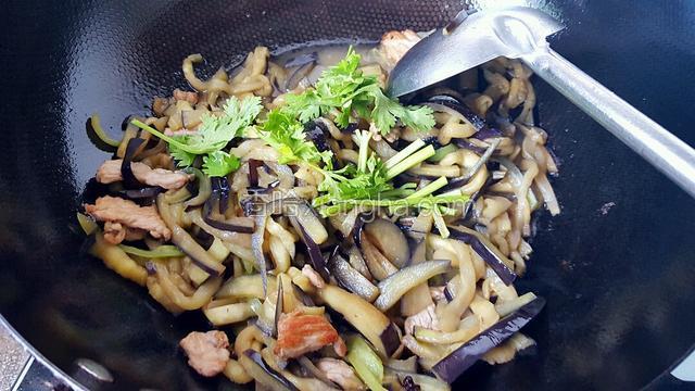 带茄子变软变色后放入少量盐，香菜关火！
