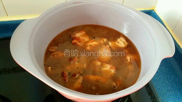 放入清水大火燒滾~再放入冰糖~轉小火炆八十分鍾~水要末過牛腩