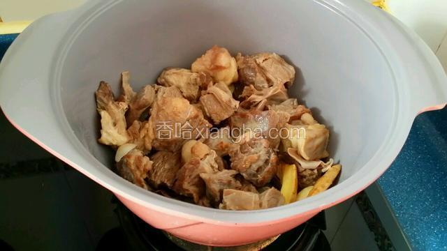 燒熱鍋放入油~爆香八角~花椒~桂皮~再入薑片~蒜頭~乾蔥~放入豆瓣醬~柱候醬~蠔油炒出香味~接著放入牛腩翻炒一分鐘左右~再放入紹酒炒均勻