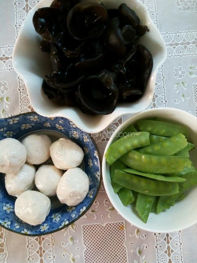 木耳洗净撕成小朵，肉丸洗净切成一片一片的，荷兰豆洗净，去两头，去筋络。
