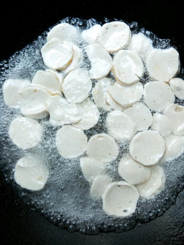 把肉丸煮熟，再用水冲洗一遍。