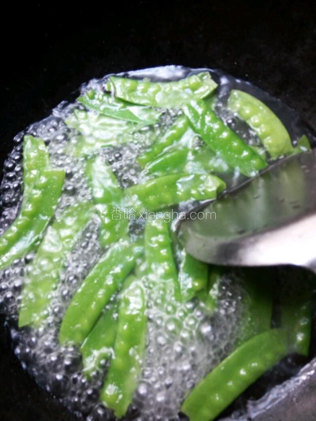 荷兰豆飞水，捞出后过凉水以保持荷兰豆颜色碧绿。