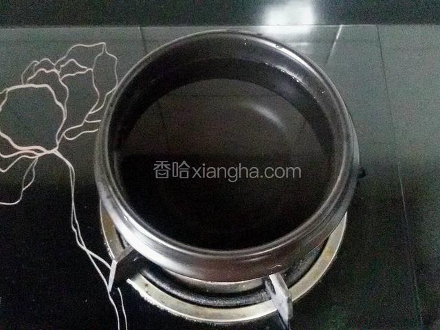 砂锅放适量水，开火烧水。