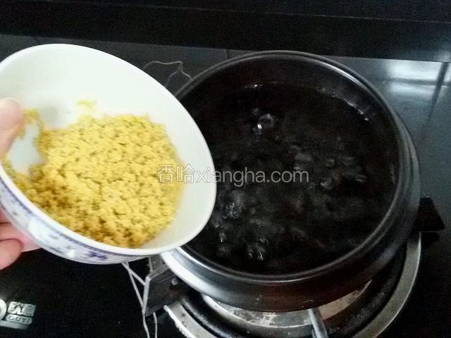 水开以后放入小米。