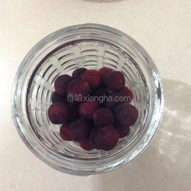 先放一层杨梅。