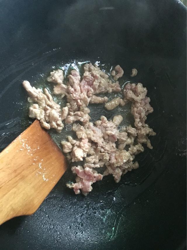 锅中放入适量油，锅热以后把瘦肉放入