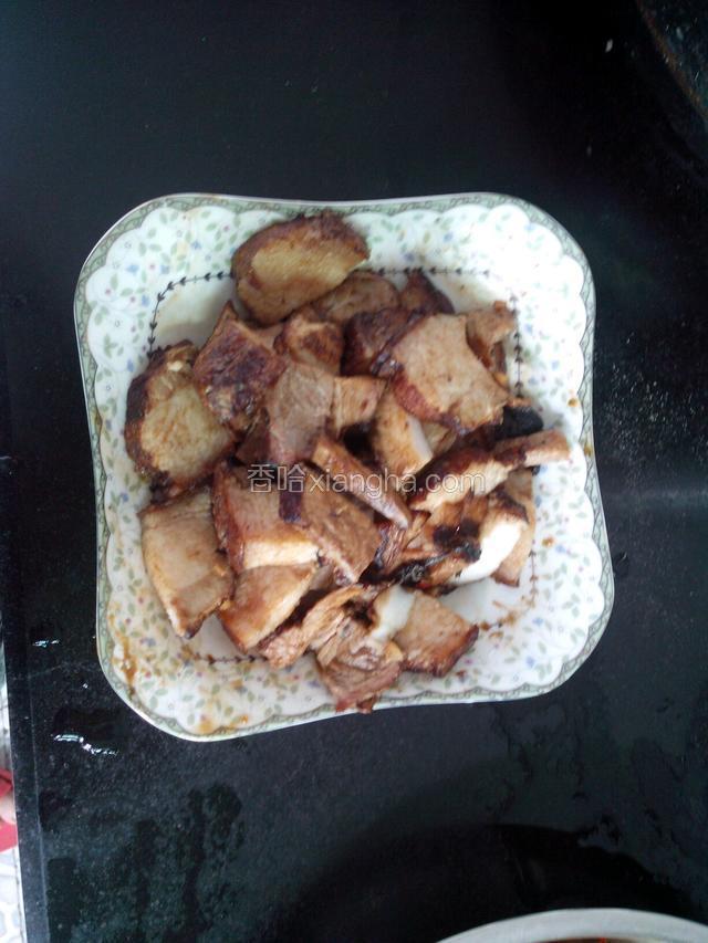 将扣肉坯或配扣碗后的边角余料切成后约0.8cm厚的长条，再切成3cm#3cm左右的方块。有的边角余料本身就是碎的，就不要切了。