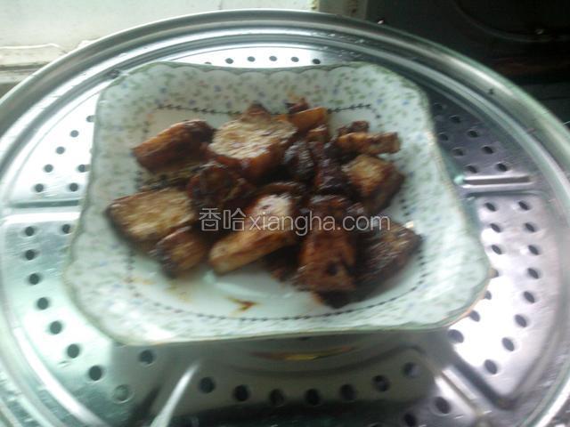 将腌好的扣肉片上锅蒸二十分钟左右。