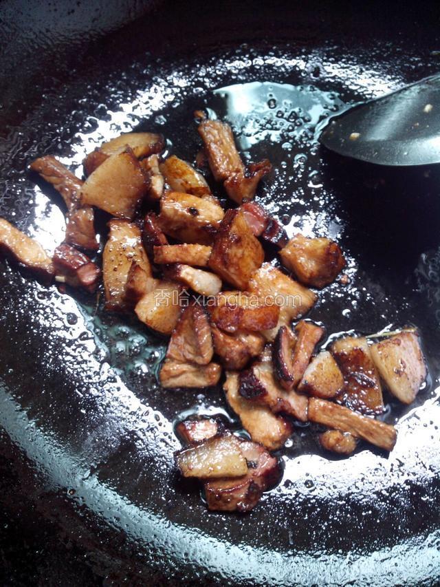 起锅，将蒸过的肉片煸炒出油，盛出肉片，油留在锅里。