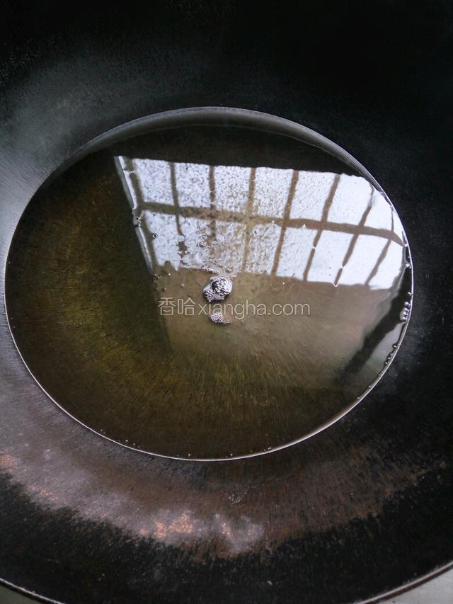 在锅内加入适量的食用油并烧开