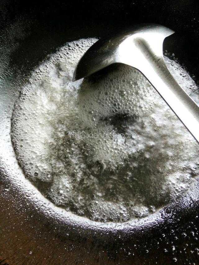 在锅里倒入少许水，烧开并将糖倒入锅中，糖水烧至金黄即可并将炸好的花生倒入锅中，这个过程需要不断的翻炒，不停的翻炒出白色的糖衣即可