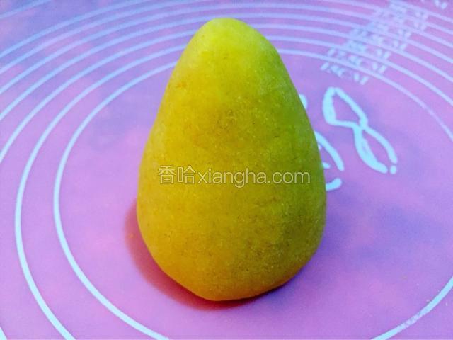取一个小剂子揉成光滑的圆球
塑形成窝头状

