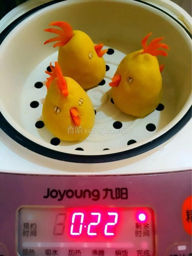 做出鸡宝宝，用胡萝卜作出鸡宝宝的脚水热上锅蒸十五分钟到二十分钟。
