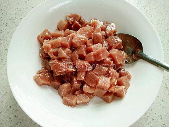 牛肉放入容器里、加少许油拌匀。