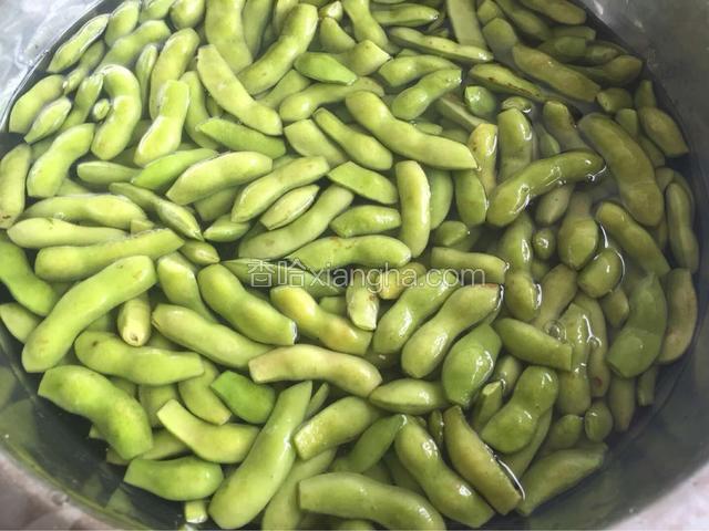 毛豆（最后一点毛豆了，有一点点老，但是想吃就买了）淡盐水浸泡二十分钟，剪掉两端洗净
