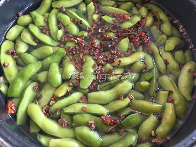 锅中加入毛豆，盐，花椒，八角加入没过毛豆偏多的水大火烧开
